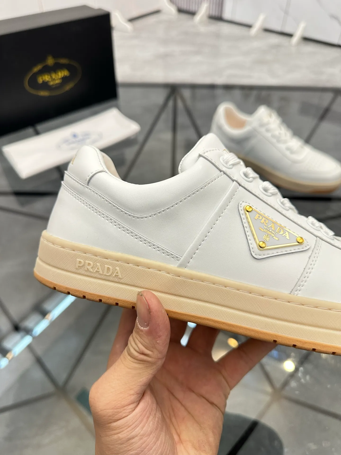 Men's shoes: 💰P400¥ Product trademark: Prada *"Prada*" low-top casual shoes Regular size: 38-44 (can be customized to 45) Product materials: imported cowhide upper, sheepskin lining, original outsole. Number: 020